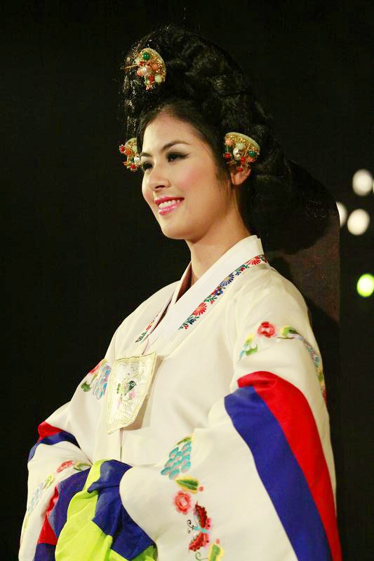Festival Huế là một sự kiện văn hóa lớn mang đậm màu sắc văn hóa dân tộc, và còn là nơi hội tụ của nhiều các nền văn hóa đến từ các quốc gia khác nhau. Trong ảnh là Hoa hậu Ngọc Hân với trang phục truyền thống của Hàn Quốc.